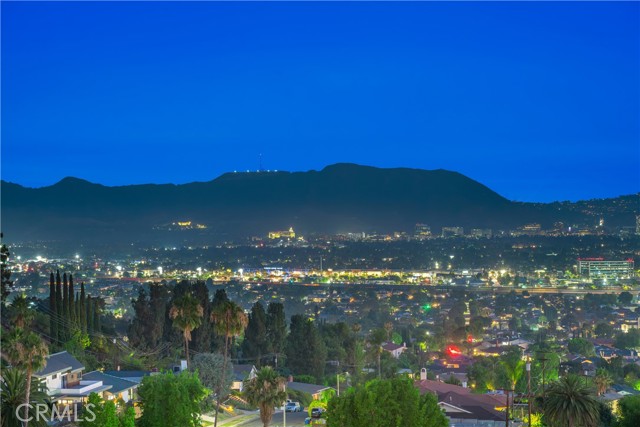 3318 Durham Court, Burbank CA: https://media.crmls.org/medias/49aaf75d-2bcd-418c-af6a-5ed7de3996bf.jpg