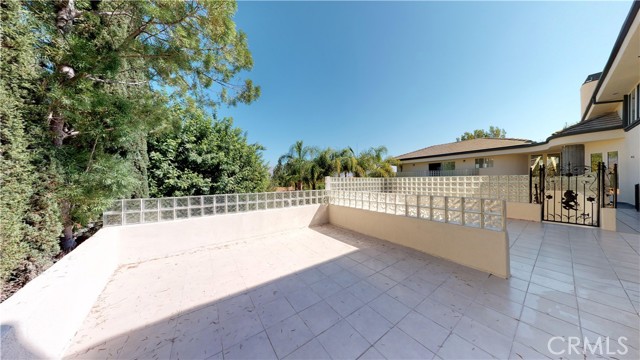 22500 N Summit Ridge Circle, Chatsworth CA: https://media.crmls.org/medias/49ac534e-d9a1-4da8-ab03-735c42b6948a.jpg