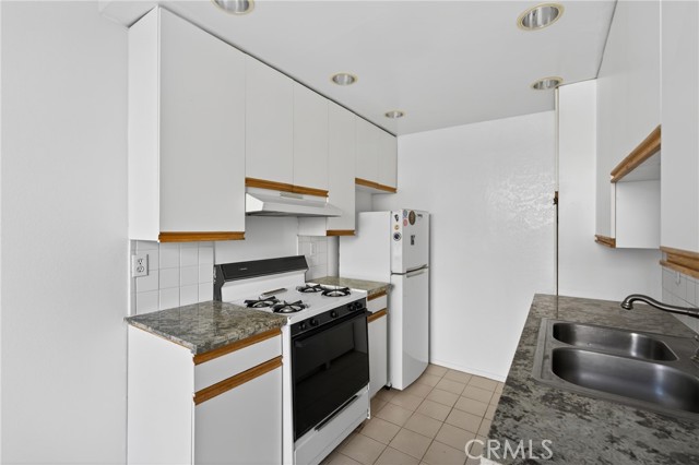 Detail Gallery Image 17 of 33 For 4441 Woodman Ave #111,  Sherman Oaks,  CA 91423 - 0 Beds | 1 Baths