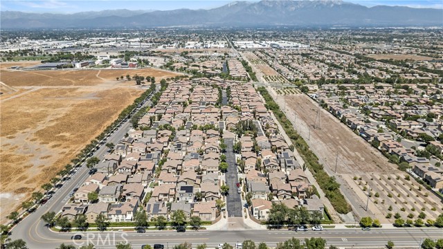 14681 Marist Lane, Chino CA: https://media.crmls.org/medias/49af6300-7ad8-46b9-ab5e-e0b9e43f34ab.jpg