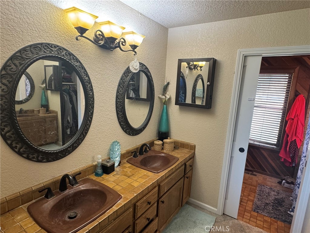 https://media.crmls.org/medias/49b28609-efba-45ed-9b71-f2ac7a83d42c.jpg?preset=X-Large
