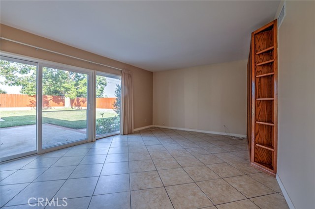 Spacious great room with view of mountains