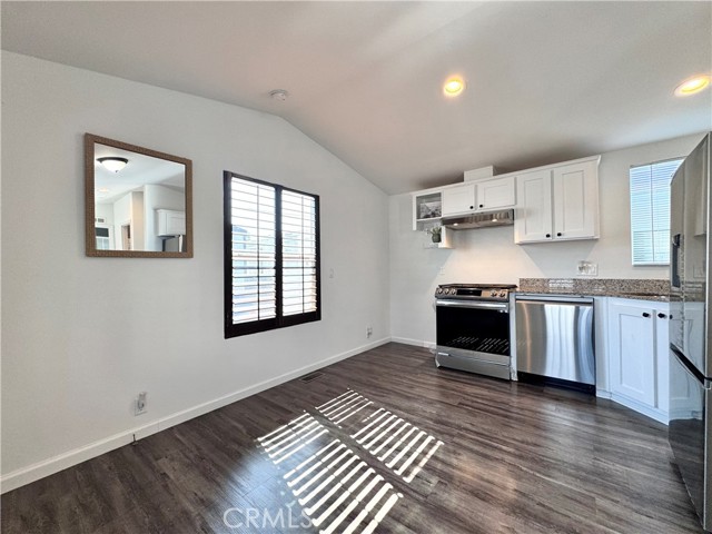 7560 Woodman Place, Van Nuys CA: https://media.crmls.org/medias/49b46a9d-8739-4d57-a2e1-943f87bac096.jpg