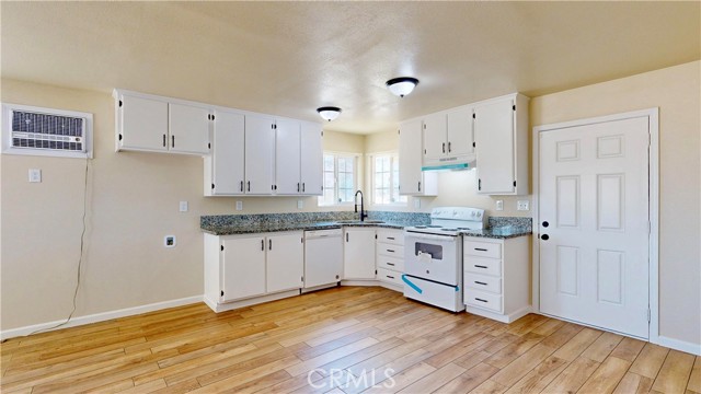 24254 Yucca Loma Road, Apple Valley CA: https://media.crmls.org/medias/49b6c3f2-a5e8-4a41-948d-9cb441ea8be8.jpg