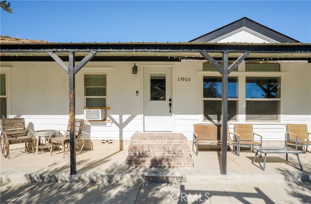 Detail Gallery Image 2 of 44 For 13905 Summit Valley, Hesperia,  CA 92345 - 3 Beds | 2 Baths