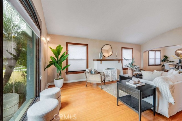 5855 Lemon Avenue, Long Beach CA: https://media.crmls.org/medias/49bc4bd4-1a9c-4bb9-ba55-f2824c2ad1a4.jpg
