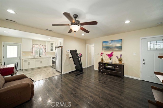 Detail Gallery Image 7 of 27 For 6838 Severn Dr, Paramount,  CA 90723 - 4 Beds | 2 Baths