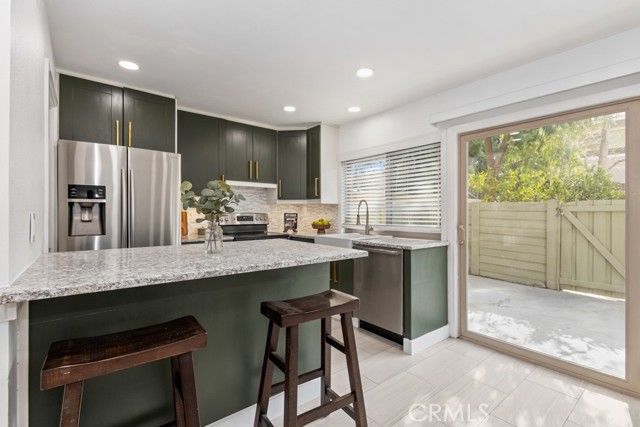 Detail Gallery Image 9 of 38 For 5463 E Candlewood Cir #D,  Anaheim,  CA 92807 - 3 Beds | 1/1 Baths