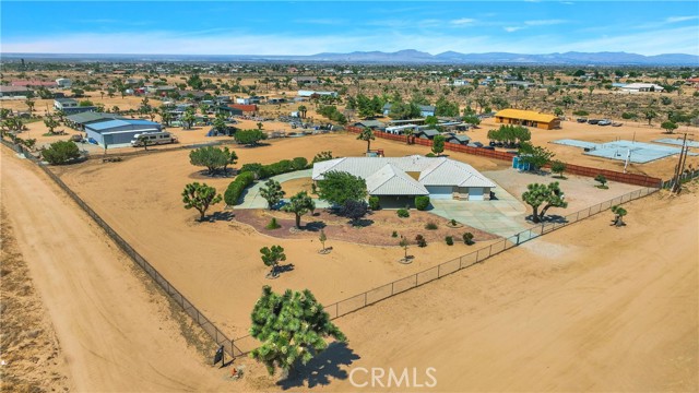 7330 Smoke Tree Road, Phelan CA: https://media.crmls.org/medias/49c75fd5-dbbd-4441-9b6c-649792dd7d2c.jpg
