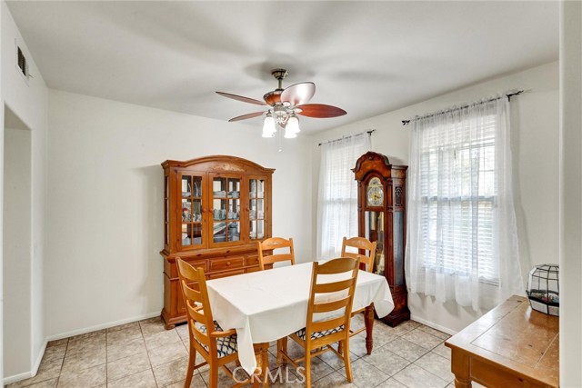 13576 Oxford Ct, Chino CA: https://media.crmls.org/medias/49c8dfa2-209c-4f9f-ac57-08799fd27267.jpg