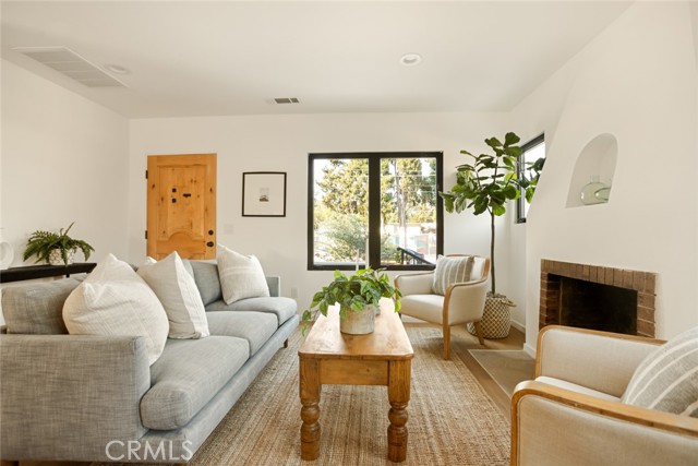 Detail Gallery Image 6 of 37 For 6652 Hough St, Los Angeles,  CA 90042 - 3 Beds | 3 Baths