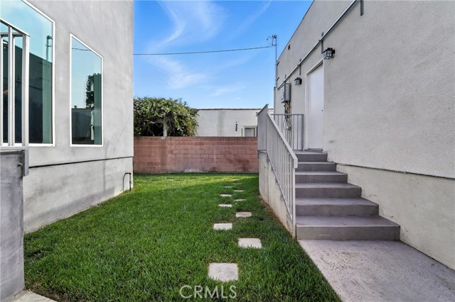 3031 3033 Vineyard Avenue, Los Angeles CA: https://media.crmls.org/medias/49cf22c8-4036-410b-a417-b680a6b923ef.jpg
