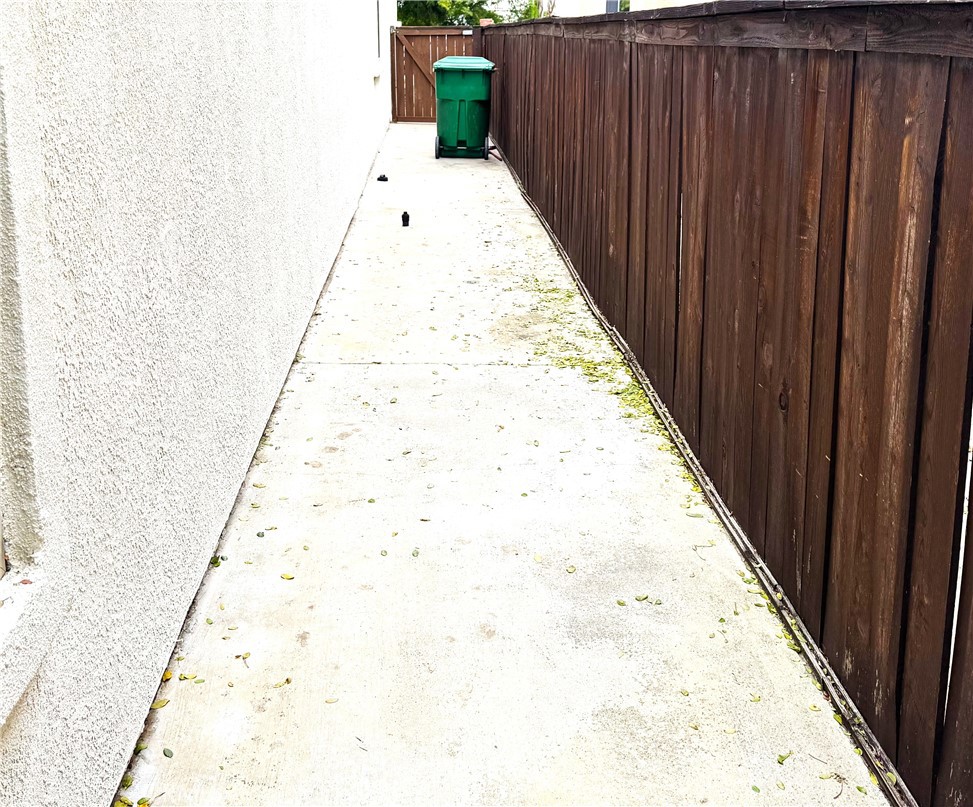 https://media.crmls.org/medias/49d94b6c-d677-496f-8b00-968d45e54248.jpg?preset=X-Large