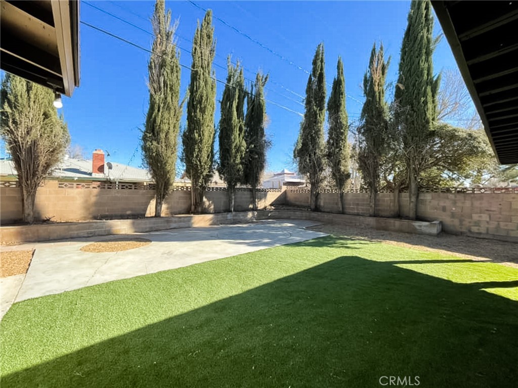 https://media.crmls.org/medias/49dbcf82-ae02-432c-9c88-d669ff97d99a.jpg?preset=X-Large