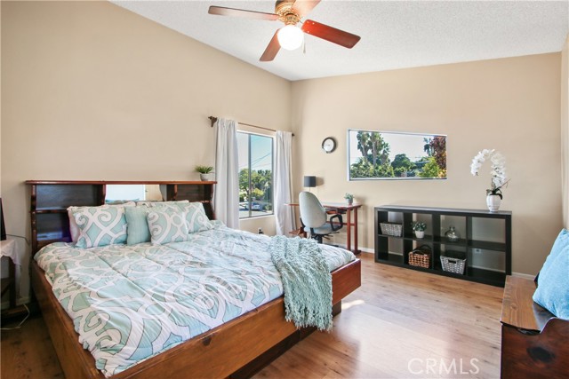 Upstairs en-suite bedroom with walk-in closet!