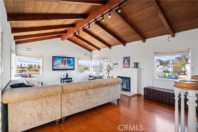 304 Avenue E, Redondo Beach CA: https://media.crmls.org/medias/49df58bf-3617-42a9-8dfb-a0da338adc2f.jpg
