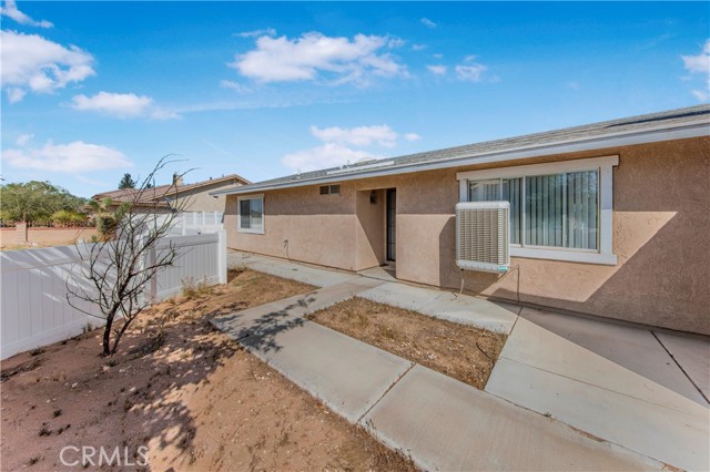 14317 Jicarilla Road, Apple Valley CA: https://media.crmls.org/medias/49e085b2-a9af-4fa6-9fd3-a31a08e427c8.jpg