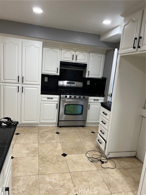 Detail Gallery Image 4 of 14 For 9326 Bunny Ln, Fontana,  CA 92335 - 4 Beds | 3 Baths