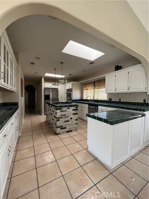 Detail Gallery Image 6 of 14 For 15492 Lenca Rd, Apple Valley,  CA 92307 - 5 Beds | 4/1 Baths