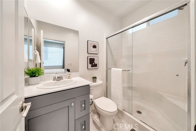 Detail Gallery Image 9 of 43 For 2132 Lacy Crossing Dr, Santa Ana,  CA 92701 - 4 Beds | 3/1 Baths