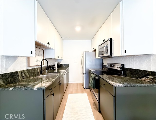 Detail Gallery Image 10 of 23 For 5460 White Oak #C338,  Encino,  CA 91316 - 1 Beds | 1/1 Baths