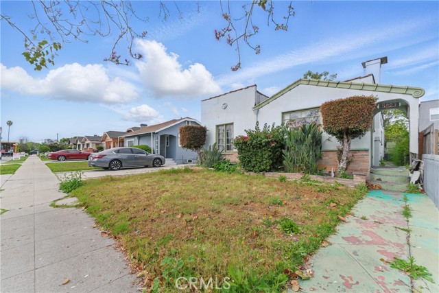 5823 Madden Avenue, Los Angeles CA: https://media.crmls.org/medias/49e586f1-b049-41e0-8fca-206c2759e373.jpg