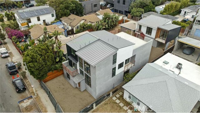 664 Indiana Avenue, Venice CA: https://media.crmls.org/medias/49e5b372-053d-46de-a056-b3becd918599.jpg