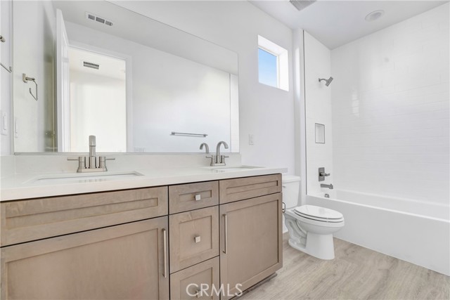 27422 Creekwood Lane, Valencia CA: https://media.crmls.org/medias/49e692b3-ad26-4178-b6bc-e3e5728af939.jpg