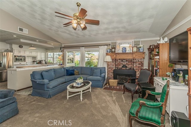 2468 Laverne, Clovis CA: https://media.crmls.org/medias/49e6efde-e7ad-4f29-b503-60a71d81a79c.jpg