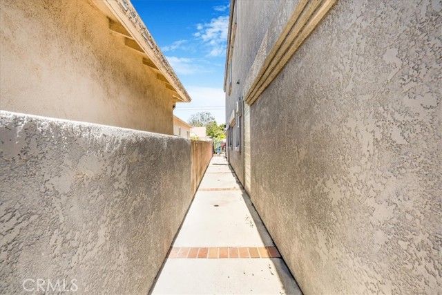 2481 S Bundy Drive, Los Angeles CA: https://media.crmls.org/medias/49e9916a-f904-4f3a-b90b-13c36b3e50f4.jpg