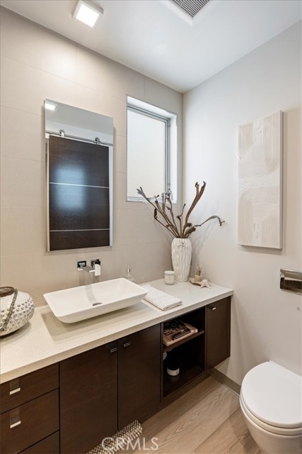29 W Neapolitan Lane, Long Beach CA: https://media.crmls.org/medias/49ecbd8a-7b2d-427e-b436-29b3a5c4d200.jpg