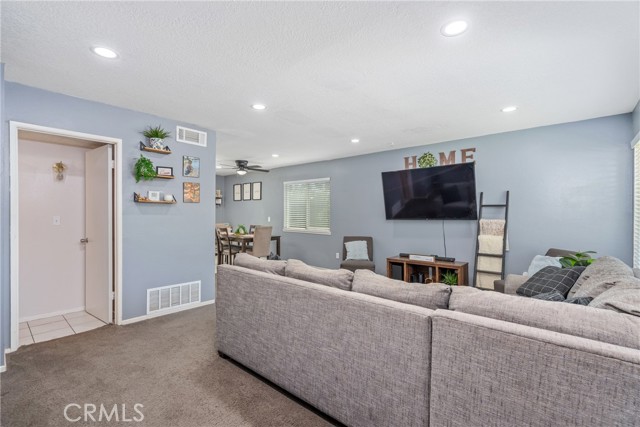 6858 John Dr, Jurupa Valley CA: https://media.crmls.org/medias/49ecc049-c464-403a-b26e-5363923a3e1d.jpg