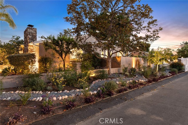 4855 Arcola Avenue, Toluca Lake CA: https://media.crmls.org/medias/49f45372-7860-4c33-aecc-3e94be2cb8f0.jpg