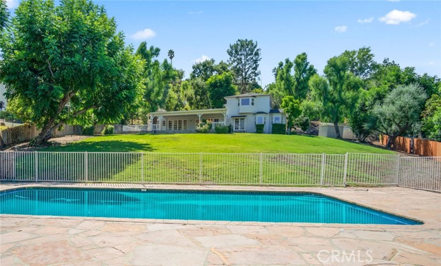 Detail Gallery Image 4 of 27 For 4800 Brewster Dr, Tarzana,  CA 91356 - 4 Beds | 4 Baths