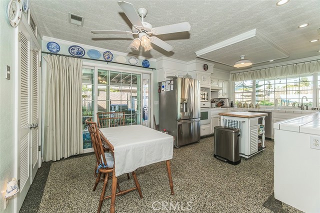 2468 Laverne, Clovis CA: https://media.crmls.org/medias/49f5bd94-e488-4435-a9f1-37c3de691be7.jpg