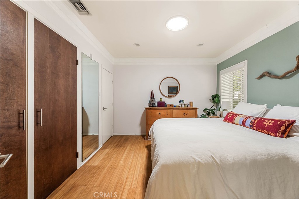 https://media.crmls.org/medias/49f6344b-20d8-4e64-a2df-7b5a9c3b4eee.jpg?preset=X-Large