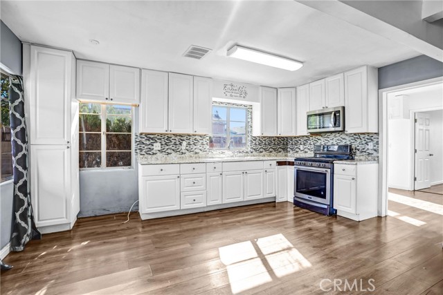 Detail Gallery Image 5 of 48 For 4539 Maine, Baldwin Park,  CA 91706 - 7 Beds | 4 Baths