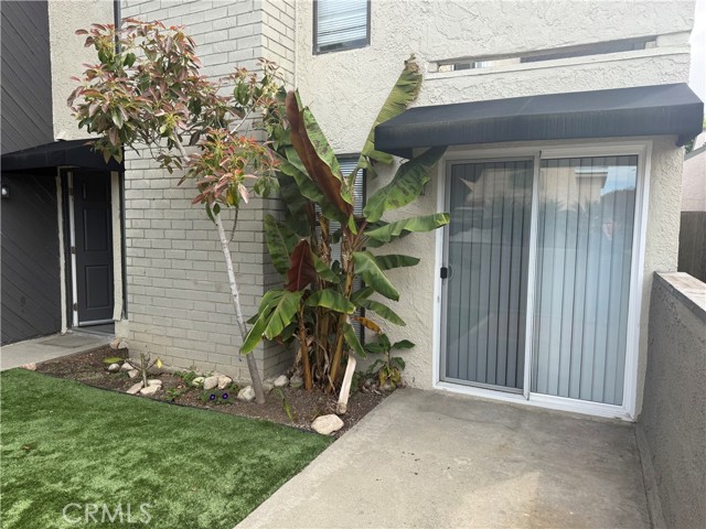 Detail Gallery Image 2 of 19 For 16682 Dolores Ln, Huntington Beach,  CA 92649 - 2 Beds | 2/1 Baths