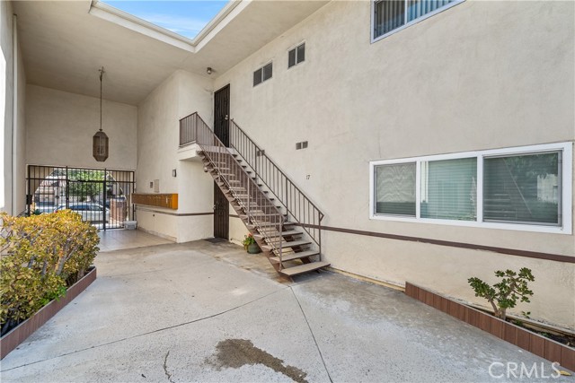 Detail Gallery Image 2 of 21 For 6133 Whitsett Ave #17,  North Hollywood,  CA 91606 - 3 Beds | 2 Baths