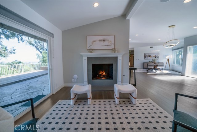 Detail Gallery Image 12 of 33 For 753 Claymont Dr, Los Angeles,  CA 90049 - 3 Beds | 3 Baths