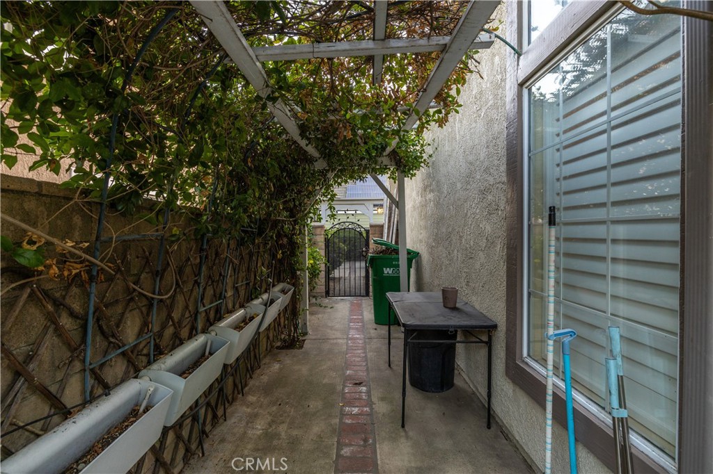 https://media.crmls.org/medias/49fdb29b-8a1d-4ea1-b9d3-416685d4e895.jpg?preset=X-Large