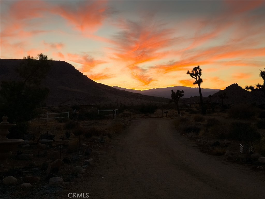 https://media.crmls.org/medias/4a0259e8-a204-4b3f-9d96-404bf0083f37.jpg?preset=X-Large