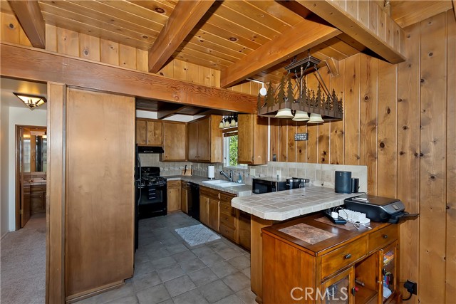 Detail Gallery Image 14 of 53 For 28193 Grenoble Ln, Lake Arrowhead,  CA 92352 - 3 Beds | 2 Baths