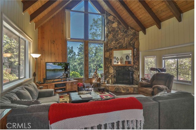 1353 Golden Rule Lane, Lake Arrowhead CA: https://media.crmls.org/medias/4a06cf8b-fda0-4861-8265-9ecbead7811f.jpg