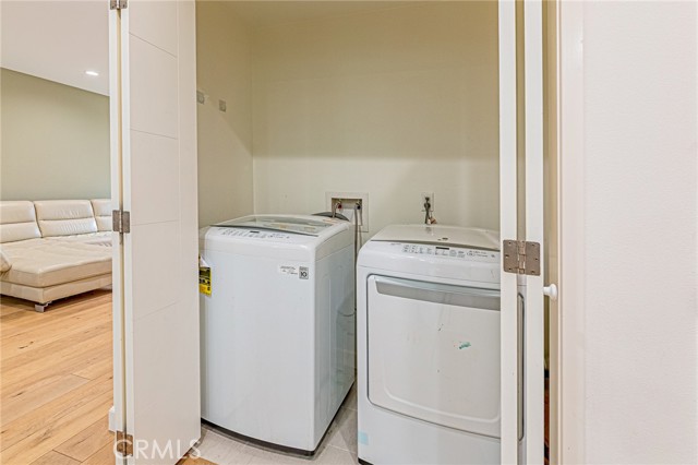 4813 Oakwood Avenue, Los Angeles CA: https://media.crmls.org/medias/4a09b930-5029-4540-9d29-eb9de1f5a452.jpg