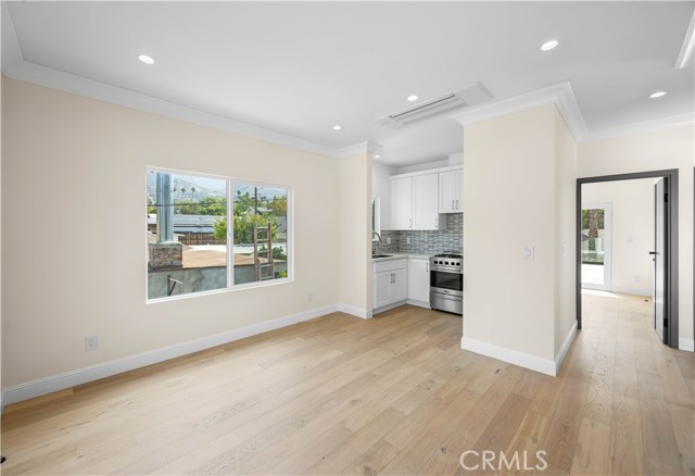 828 E Olive Avenue, Burbank CA: https://media.crmls.org/medias/4a103668-b78d-4121-9efb-1e1d23aaff7b.jpg