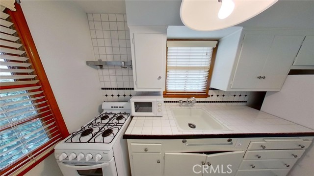 519 Poppy Avenue, Corona del Mar CA: https://media.crmls.org/medias/4a11e2e2-ce7f-41cf-90d2-1f40b53c56cd.jpg