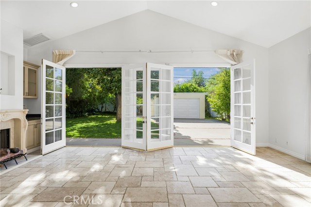 Detail Gallery Image 11 of 26 For 5111 Rubio Ave, Encino,  CA 91436 - 3 Beds | 3 Baths