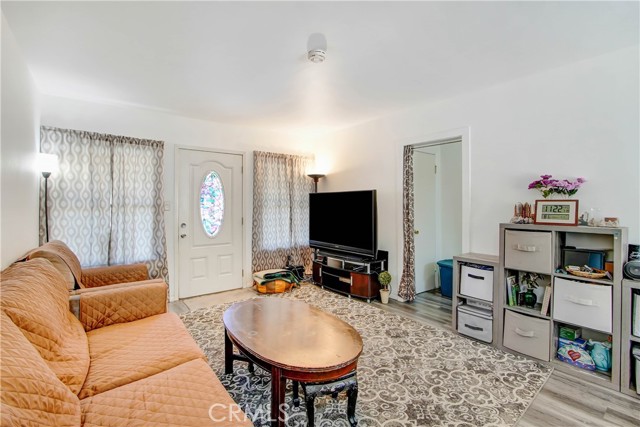 Detail Gallery Image 4 of 15 For 18003 Saticoy St, Reseda,  CA 91335 - 3 Beds | 2 Baths