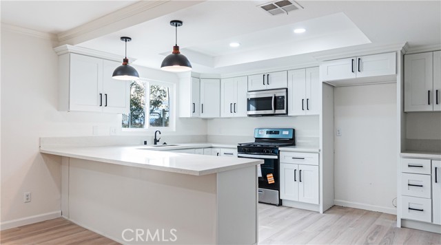 Detail Gallery Image 8 of 49 For 9515 Juniper, Apple Valley,  CA 92308 - 6 Beds | 4/1 Baths